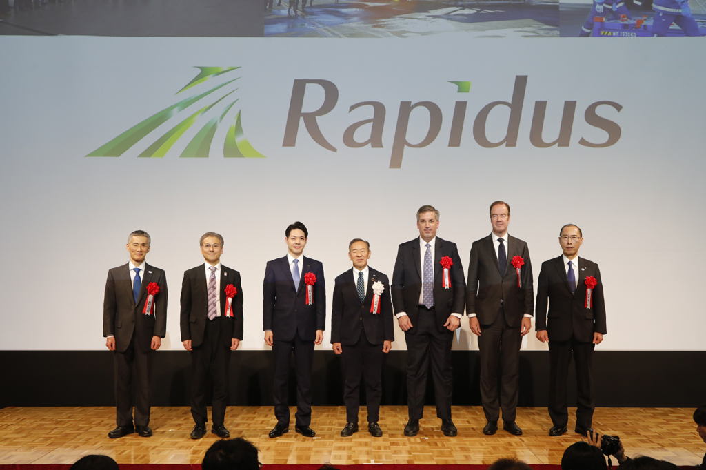 Commemorative photo at the ceremony, from left to right; Mr. Naohiko Yokoshima (President, NEDO); Mr. Toshikazu Okuya (Deputy Director-General, Commerce and Information Policy Bureau, METI); Mr. Naomichi Suzuki (Governor of Hokkaido); Dr. Atsuyoshi Koike (CEO, Rapidus); Dr. Jim Koonmen (EVP/CCO, ASML); H.E. Mr. Gilles Beschoor Plug (Ambassador of the Kingdom of Netherlands to Japan); Mr. Ryuichi Yokota (Mayor of Chitose City)